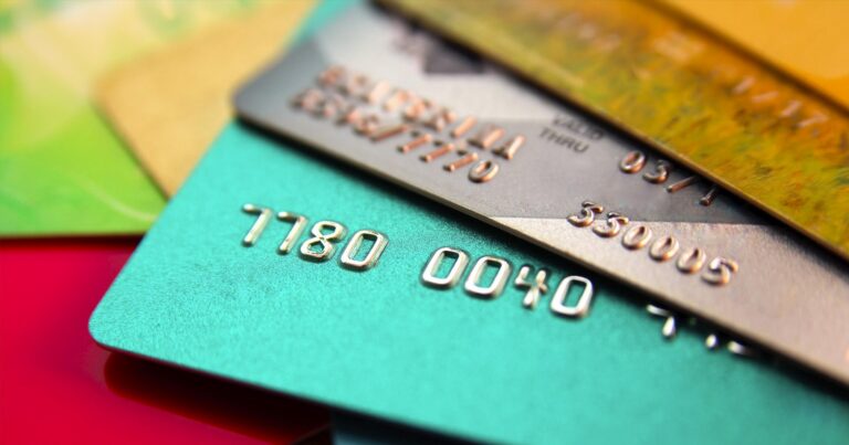Banco muda regras e torna mais difícil isentar a anuidade dos cartões de crédito