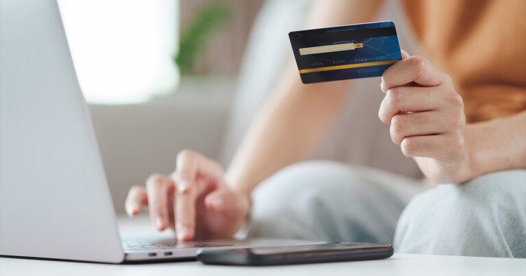 Como ativar os seguros grátis do seu cartão de crédito e não perder os benefícios