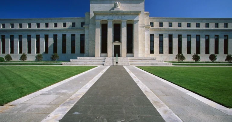 Fed reduz juros dos EUA em 0,25 ponto percentual, para 4% ao ano