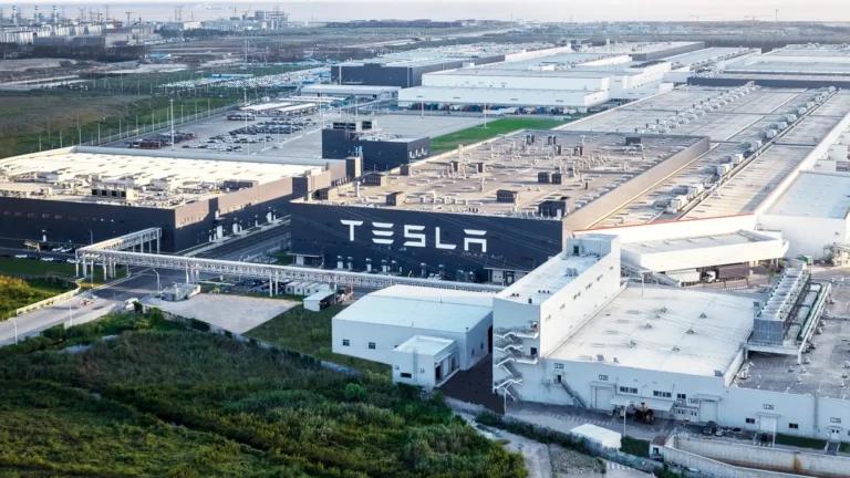 Lucro da Tesla cai após elevação dos custos mitigar vendas recordes de veículos elétricos