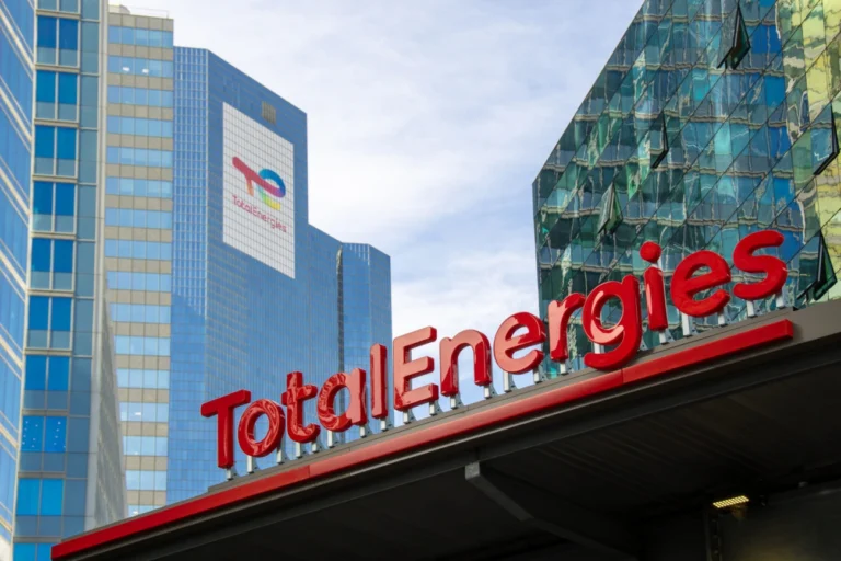 TotalEnergies vende ativos para reduzir dívida