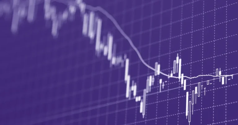 Bitcoin derrete 10% com fuga recorde dos ETFs e pressão dos juros