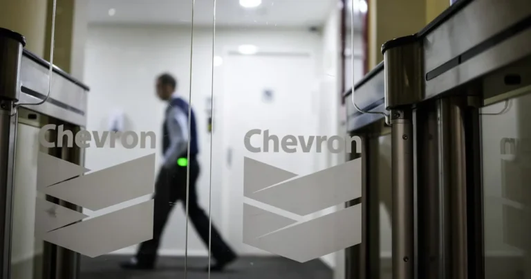 Chevron, gigante do petróleo, tenta equilibrar negócios e política no confronto entre Trump e Maduro
