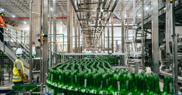 Com liderança do premium em disputa, Heineken reage a avanço da Ambev e inaugura ‘bunker’ bilionário