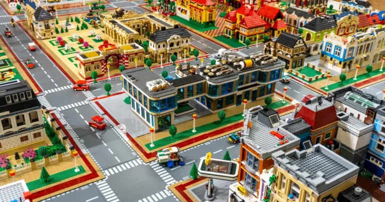 Eles derrubam paredes e contratam arquitetos para decorar a casa com Lego