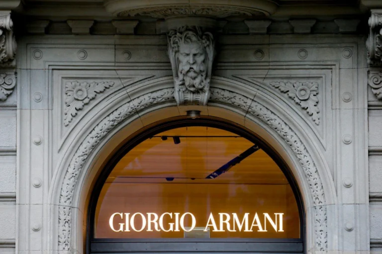 EssilorLuxottica, dona da Ray-Ban, estuda adquirir fatia de até 10% da Armani