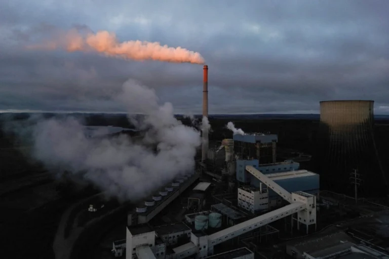 Mesmo com sobra de energia renovável, o carvão ainda resiste no Brasil