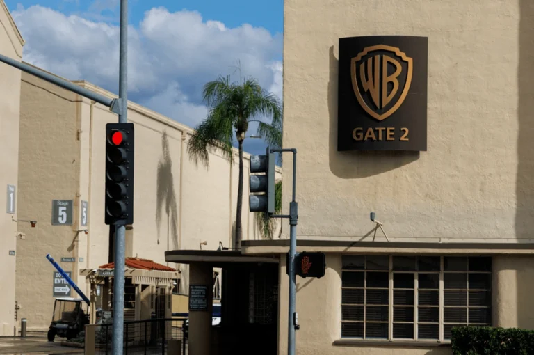 Ações da Warner saltam 7% após proposta maior da Paramount; Netflix cai 4%