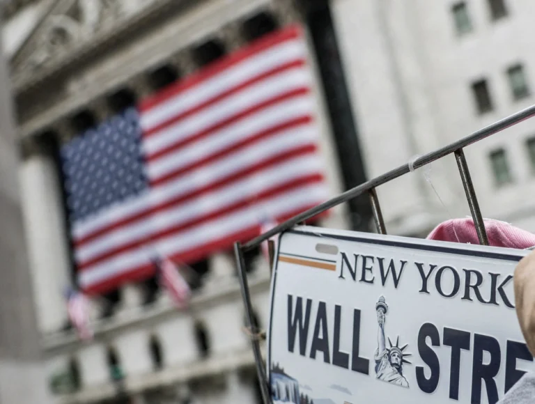 Bolsas de NY fecham em alta, de olho em expectativa por Fed e acordo Netflix-Warner