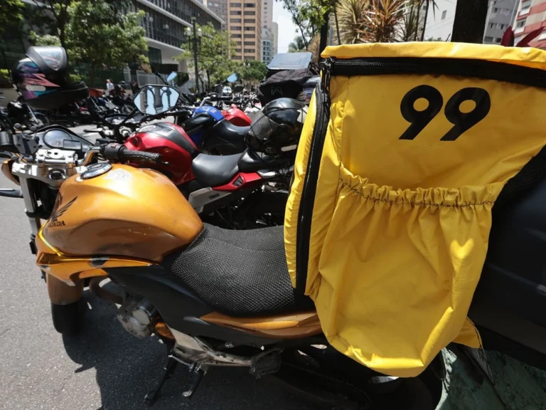 Câmara de SP aprova projeto que veta mototáxi no centro e exige placa vermelha