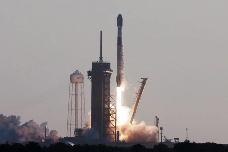 Explosão de Foguete da SpaceX coloca centenas de passageiros em risco