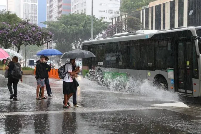 Inmet emite alerta laranja para tempestades e ventos acima de 100 km/h no Brasil