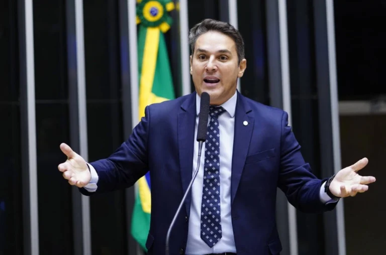 Líder da oposição na Câmara pede que Motta paute PECs contra STF