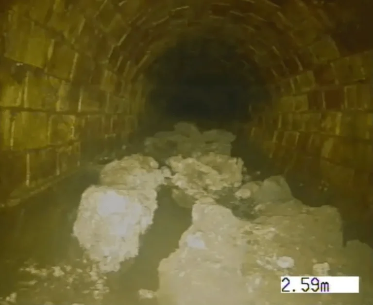 Iceberg de gordura de 100 toneladas bloqueia esgoto de Londres e leva semanas para ser removido