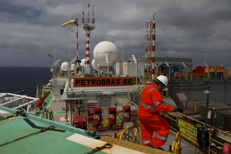 Petrobras reduz investimentos para US$ 109 bi e projeta dividendos menores