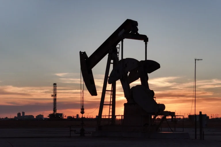 Petróleo fecha em queda de 2%, com incerteza sobre Rússia-Ucrânia e Fed no radar