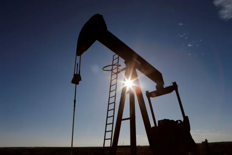 Petróleo fecha em queda, seguindo noticiário Rússia-Ucrânia e com Fed no radar