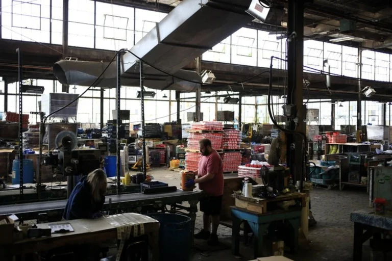 PMI industrial dos EUA medido pelo ISM cai a 48,2 em novembro, pior do que o esperado