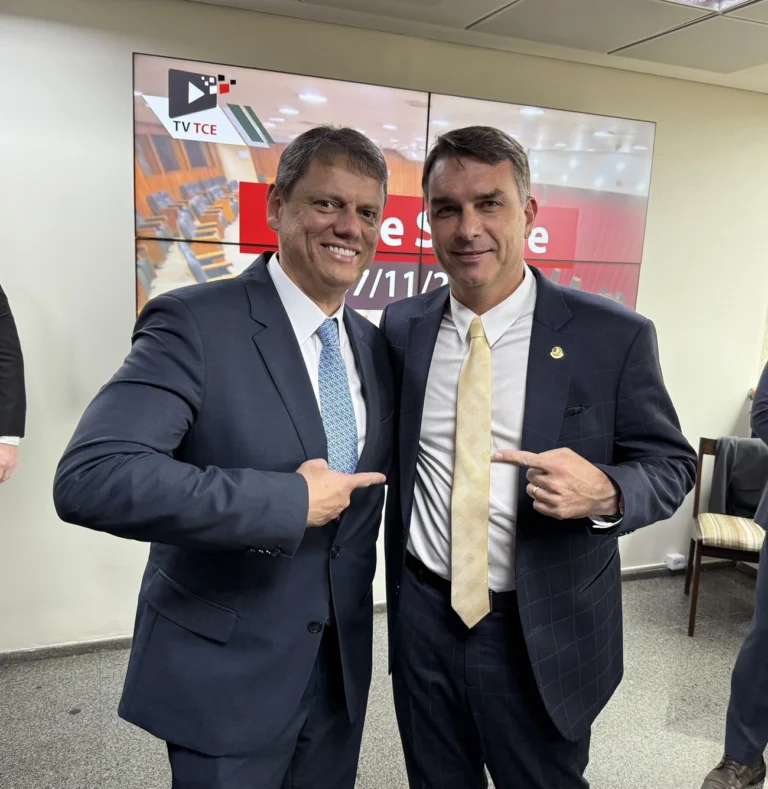 Tarcísio de Freitas reafirma lealdade a Bolsonaro e diz que apoiará Flávio em 2026