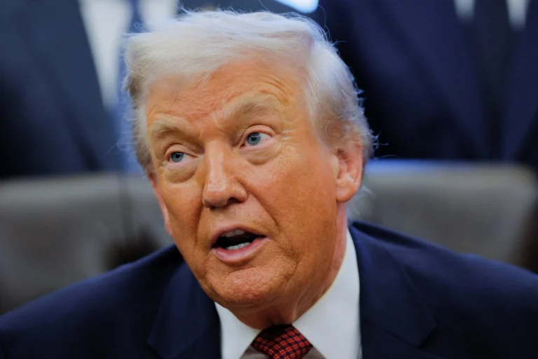 Trump reduz metas de economia de combustível nos carros americanos