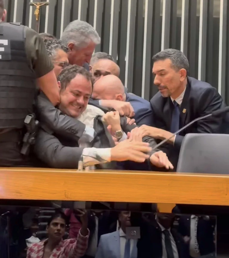 VÍDEO: Em protesto, Glauber Braga ocupa cadeira da Presidência da Câmara