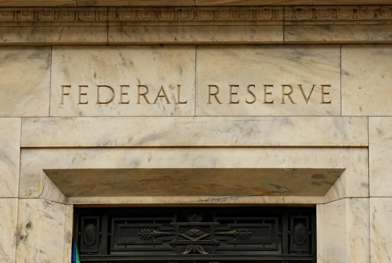 Fed mantém juros nos EUA após votação não unânime 2 diretores defendem corte