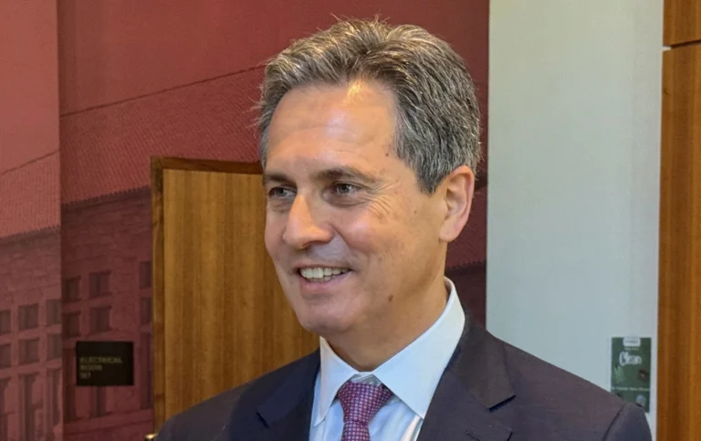 Presidente do Fed St. Louis, Alberto Musalem, vê juros neutros nos EUA e descarta cortes agora