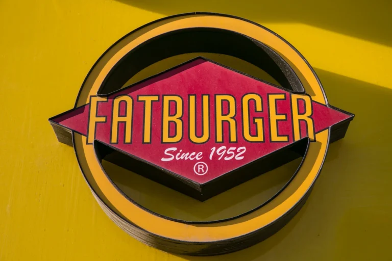 FAT Brands enfrenta falência com US$ 1,45 bilhão em dívidas