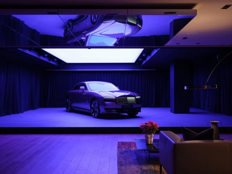 Rolls-Royce Desacelera em Carros Elétricos Após Vendas do Spectre Caírem