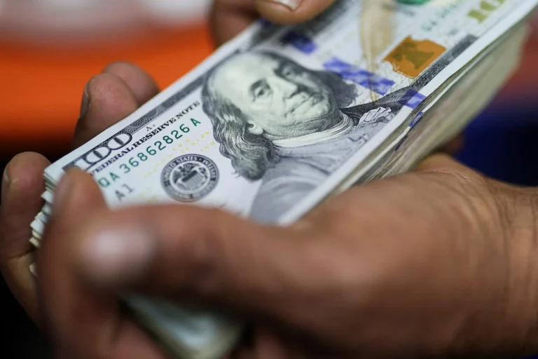 Dólar está sob pressão: quais ganhos escondidos nos dados de emprego nos EUA