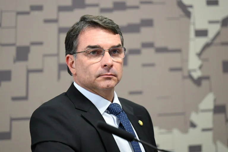 Bolsonaro define chapas ao Senado agora no DF e SC