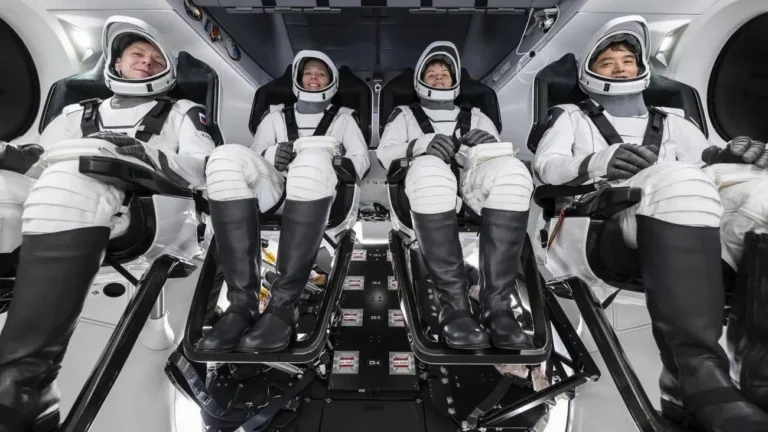 SpaceX de Musk muda foco para cidade lunar autossustentável antes de projeto em Marte agora