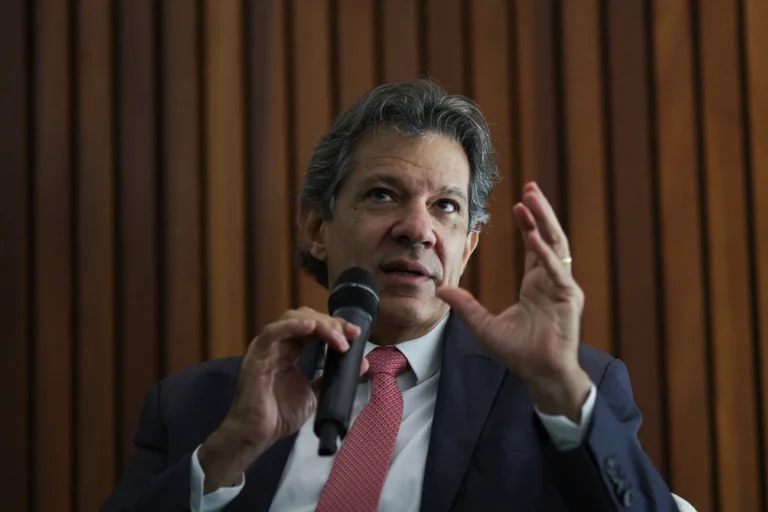 Haddad prevê reação global agora contra extrema-direita no novo livro