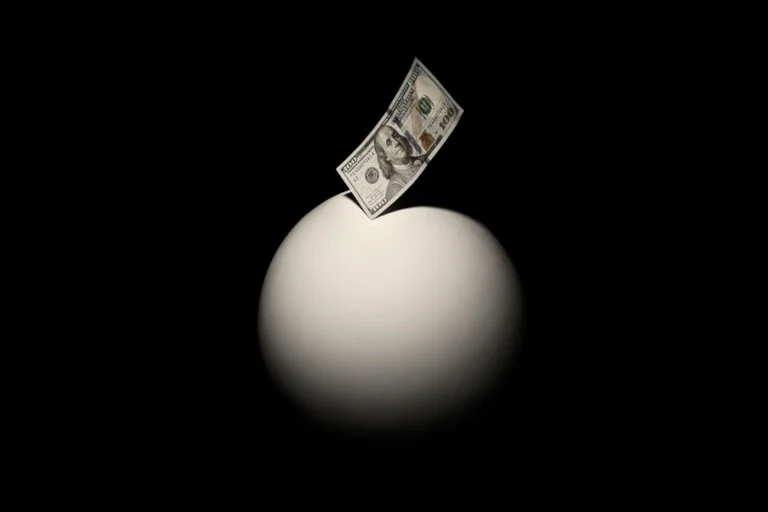 Dólar em queda de 8% em 12 meses, investidores devem se adaptar agora