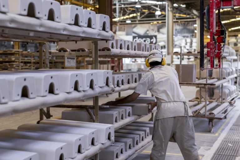 Dexco reduz produtos e vende ativos para sobreviver na crise de construção agora