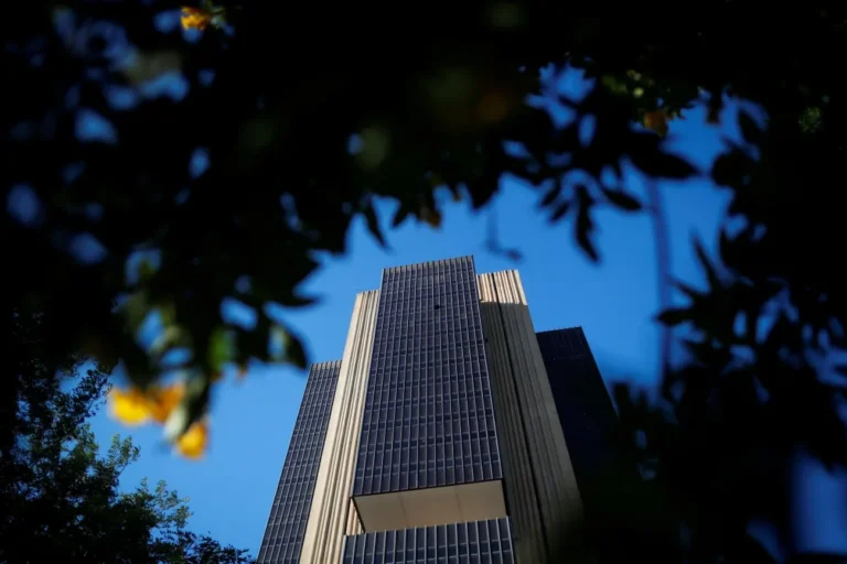 Brasil registra déficit em conta corrente de US$ 1,765 bilhão em abril, investimentos estrangeiros batem recorde